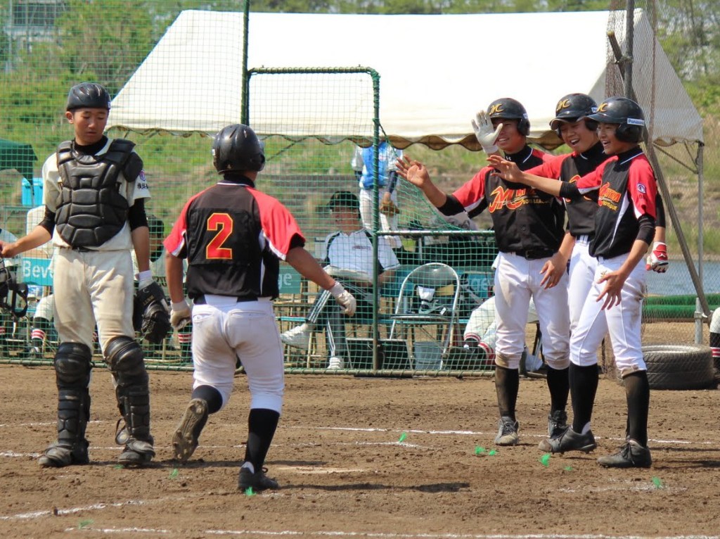 横浜都筑戦４回表、小林選手がフェンスオーバーの３ランを放ち、選手に迎えられる！