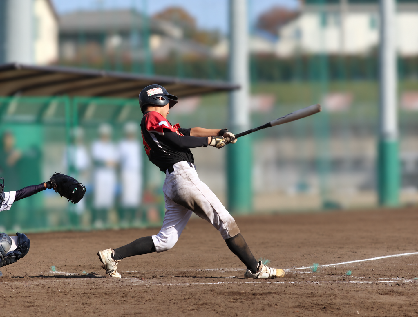 打席で力強くバットを振る三鷹ボーイズの選手