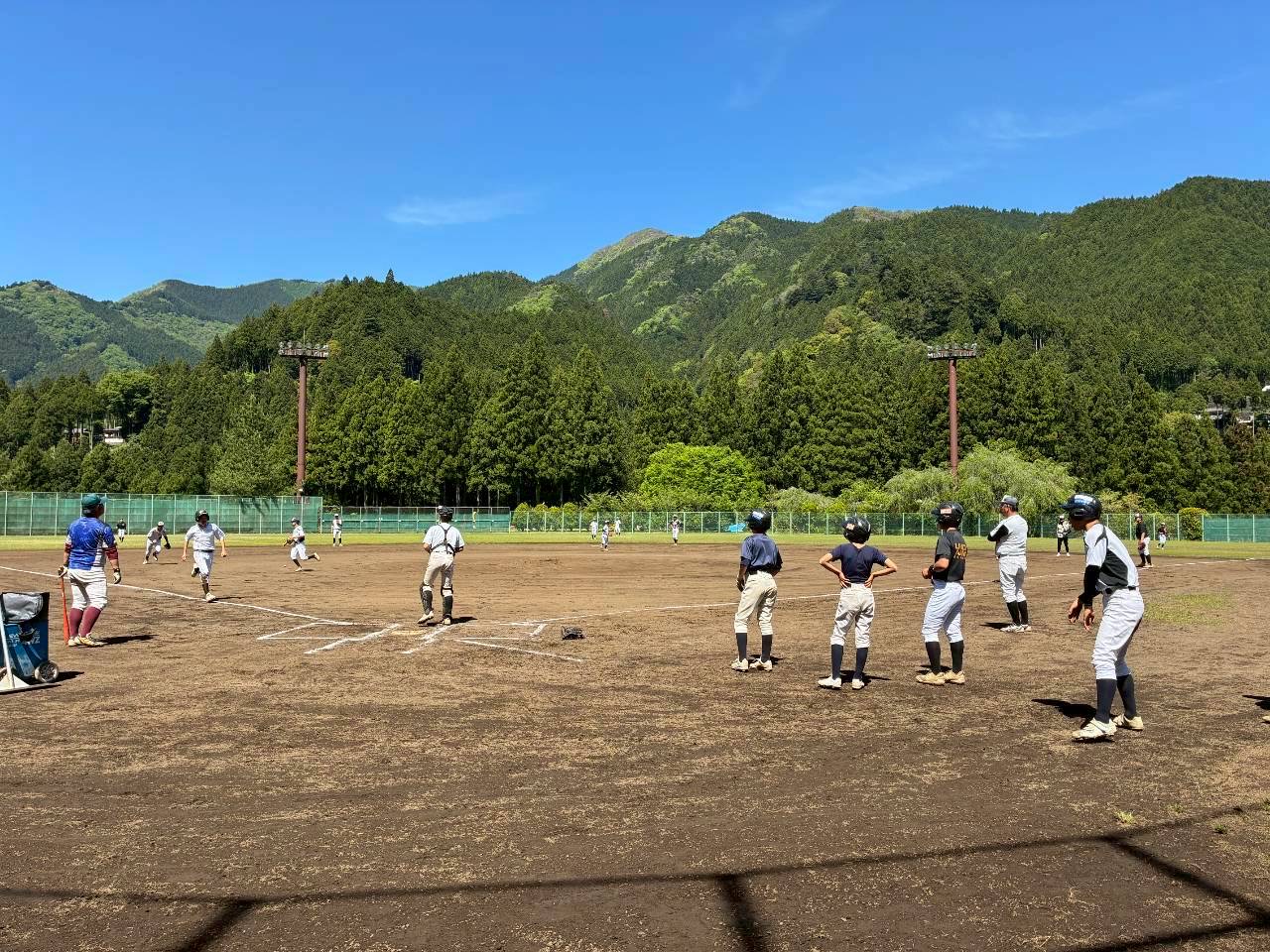 グラウンドで基本練習に取り組む選手たち