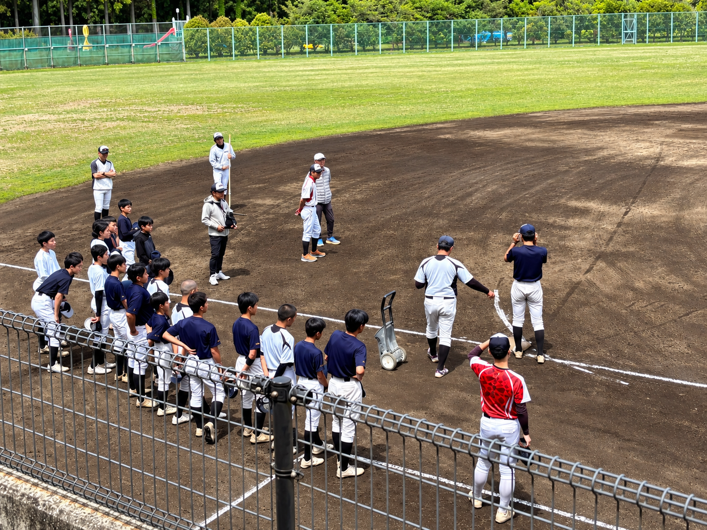 グラウンドで走塁の指導を受ける選手たち